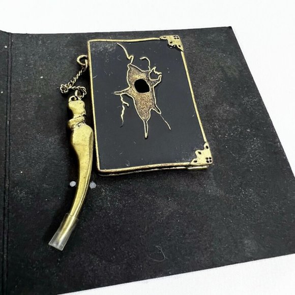 HARRY POTTER Metal TOM RIDDLE'S DIARY Enameled LOOTCRATE Pin - Picture 3 of 4